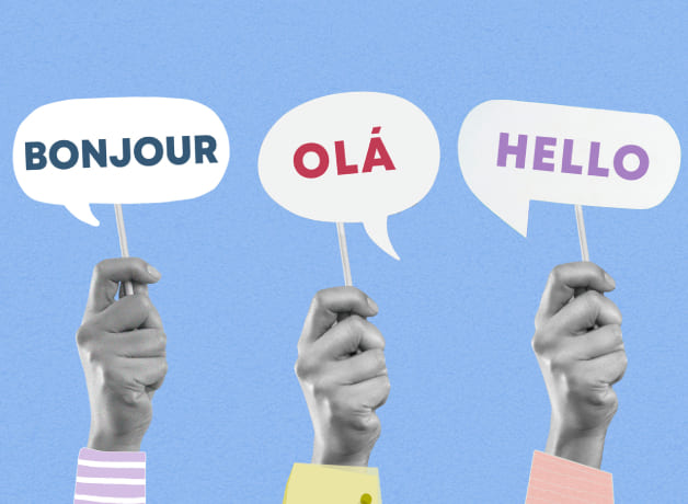 Manos sosteniendo carteles en diferentes idiomas
